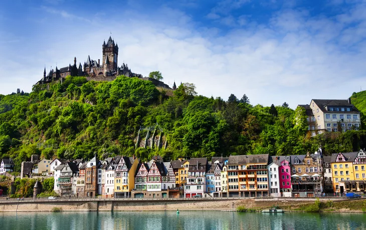 ©Sergey Novikov - stock.adobe.com - Cochem mit Reichsburg
