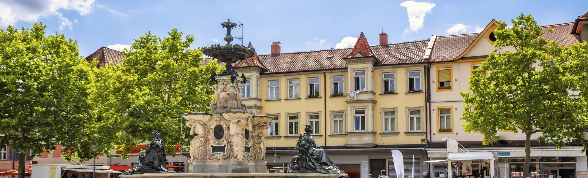 Schlossplatz in Erlangen - © Sina Ettmer - stock.adobe.com