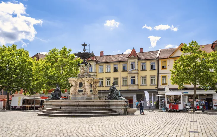 © Sina Ettmer - stock.adobe.com - Schlossplatz in Erlangen