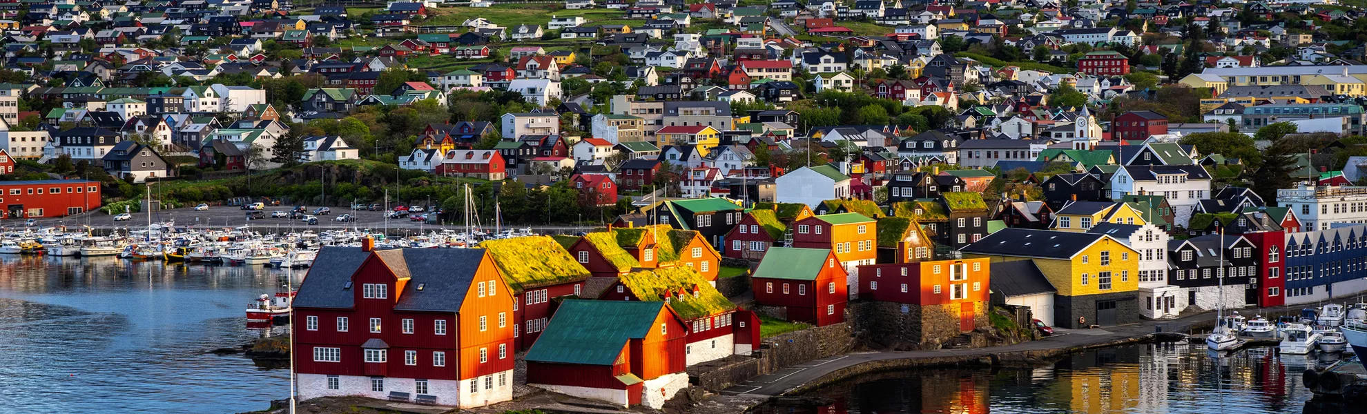 Sonnenaufgang über Torshavn auf den Färöer-Inseln im Nordatlantik - © 1tomm - stock.adobe.com