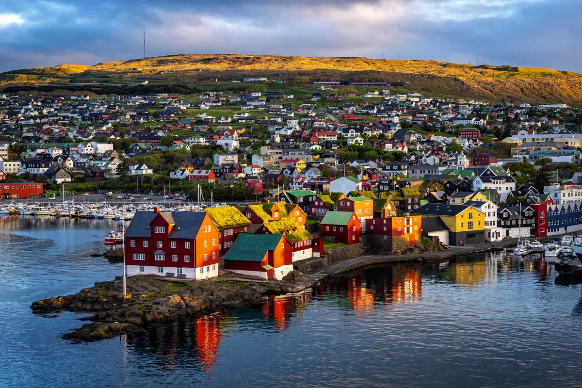 Sonnenaufgang über Torshavn auf den Färöer-Inseln im Nordatlantik - © 1tomm - stock.adobe.com