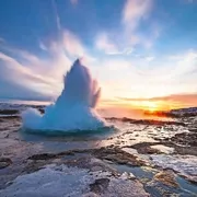 Eruption des Strokkur-Geysirs auf Island