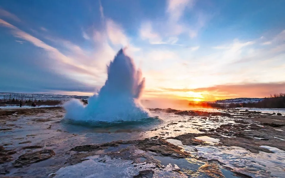 Eruption des Strokkur-Geysirs auf Island