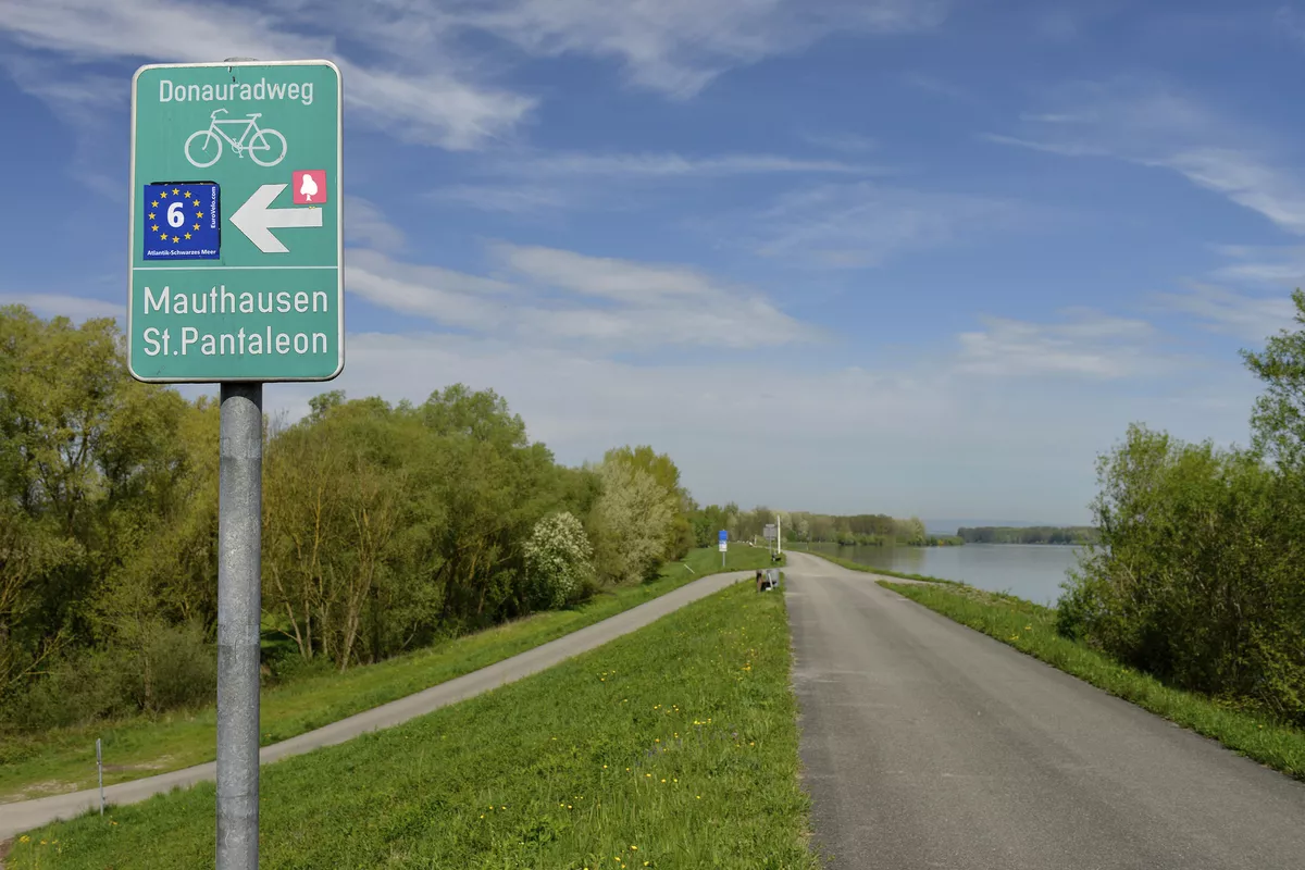 Donauradweg - ©                                                       