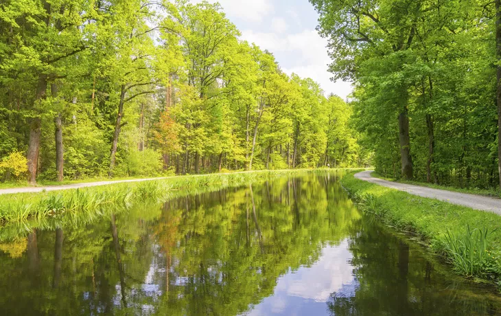 © tichr - stock.adobe.com - Radweg am historischen Ludwigskanal