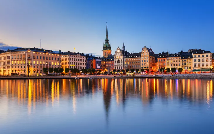 © Mapics - stock.adobe.com - Gamla Stan bei Nacht in Stockholm