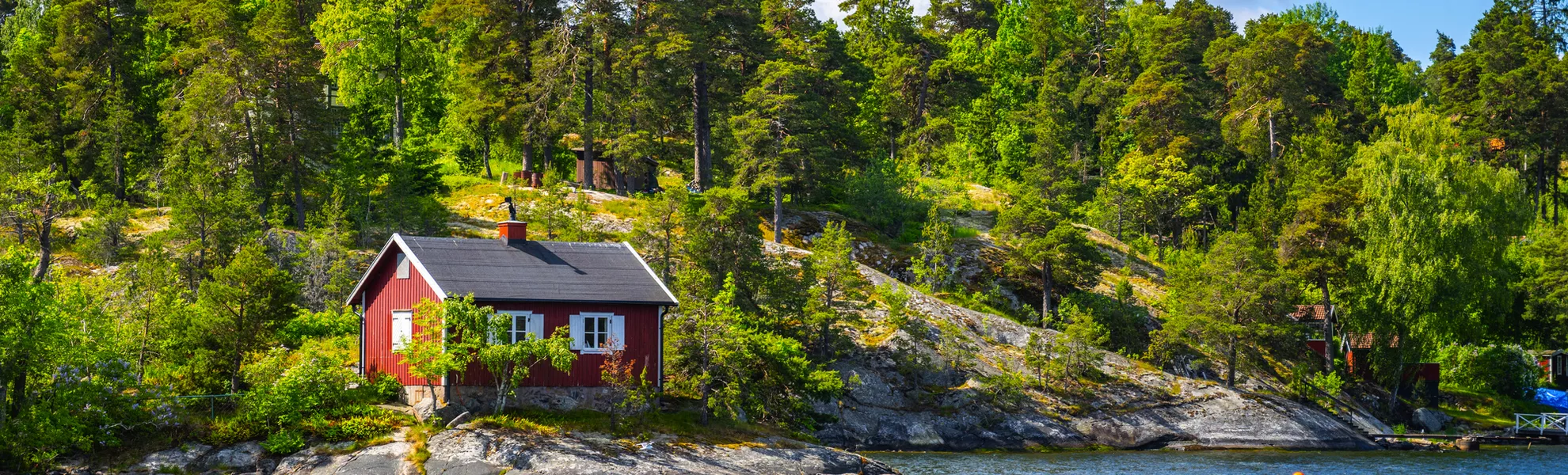 kleine rote Hütte an der skandinavischen Küste - © pyty - stock.adobe.com