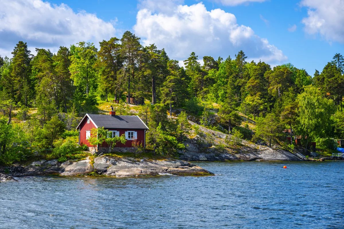 kleine rote Hütte an der skandinavischen Küste - © pyty - stock.adobe.com