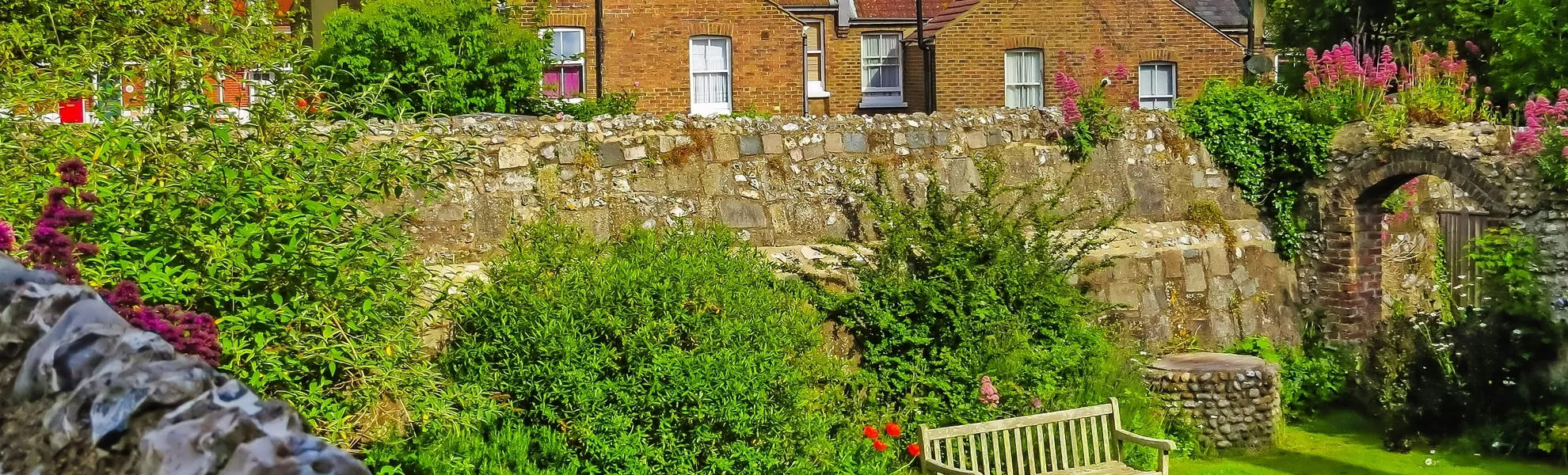 Hof eines alten Hauses im ländlichen England nahe Eastbourne - © Arndale - stock.adobe.com