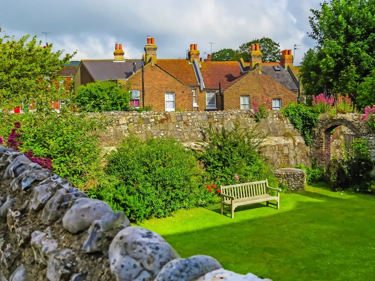 Hof eines alten Hauses im ländlichen England nahe Eastbourne - © Arndale - stock.adobe.com