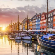 Skyline von Kopenhagen in Dänemark am berühmten alten Nyhavn-Hafen
