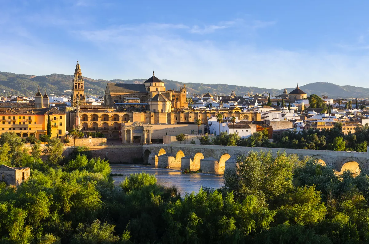 Römische Brücke und Moschee-Kathedrale in Córdoba - ©DavidShaun - stock.adobe.com