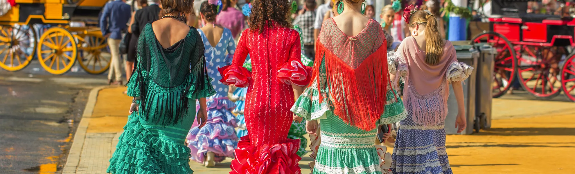 typische Tracht in Sevilla - © santiago silver - stock.adobe.com