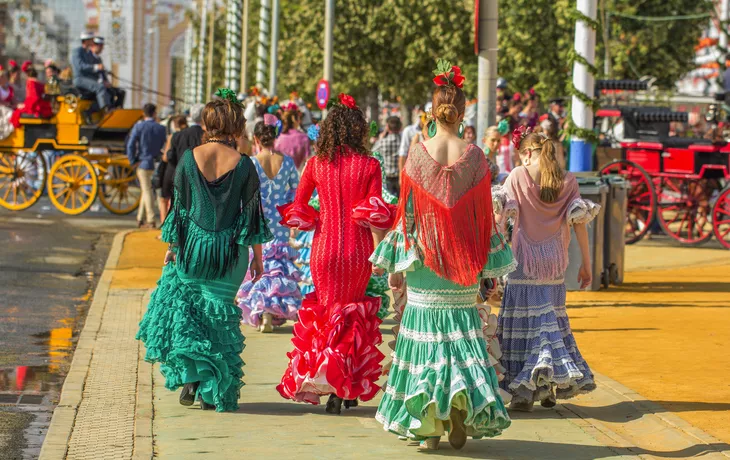 typische Tracht in Sevilla - © santiago silver - stock.adobe.com