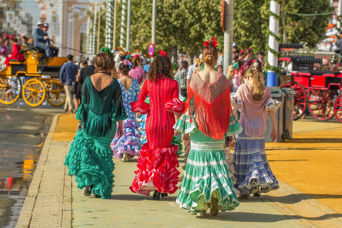typische Tracht in Sevilla - © santiago silver - stock.adobe.com