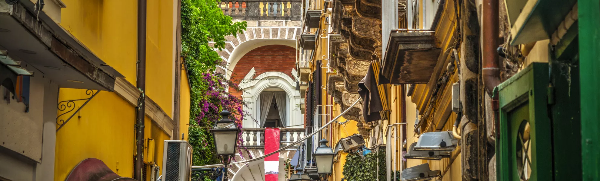 Altstadtgasse mit Domturm in Sorrent - © Gabriele Maltinti - stock.adobe.com