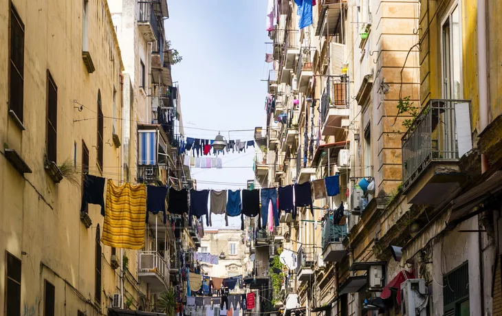 © ilolab - stock.adobe.com - in der Altstadt von Napoli