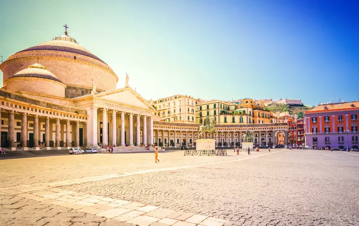 Piazza Plebiscito vor dem Königspalast in Neapel  - © neirfy - stock.adobe.com