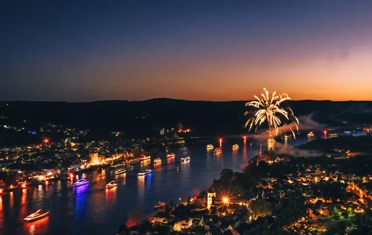 © meisters - stock.adobe.com - Rhein in Flammen mit Blick vom 