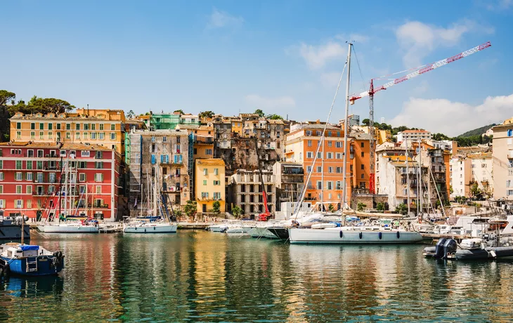 Altstadt und Hafen von Porto-Vecchio - © travelbook - stock.adobe.com