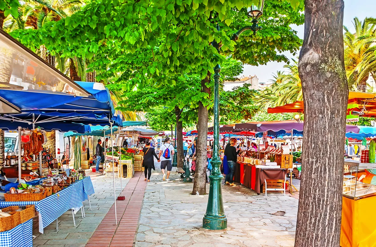 farbenfroher Markt in Ajaccio - © efesenko - stock.adobe.com