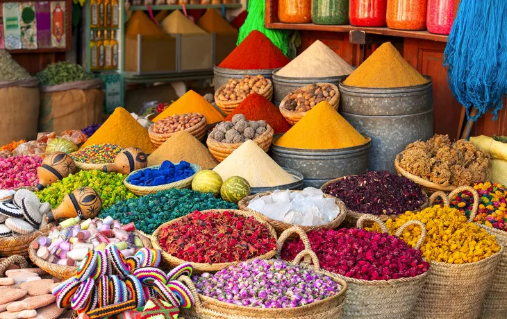 bunte Gewürze auf dem Souk-Markt in Marrakesch - © xamnex - stock.adobe.com