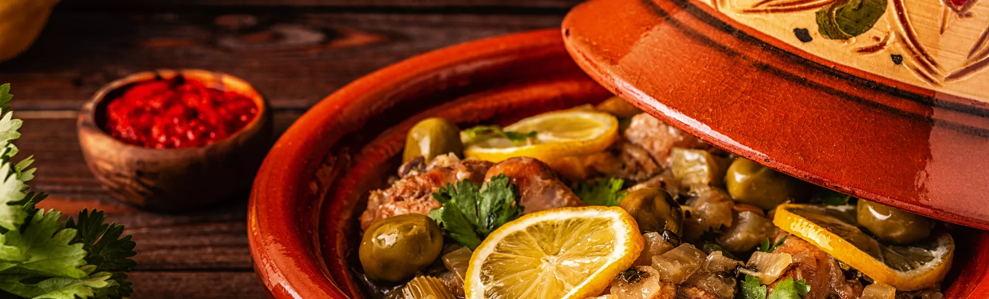 Traditionelle Hühnertagine mit Oliven und gesalzenen Zitronen - © tbralnina - stock.adobe.com