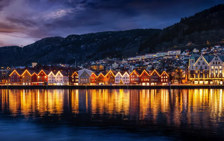 © moofushi - stock.adobe.com - Blick in der Winterdämmerung auf das berühmte Viertel Bryggen in Bergen