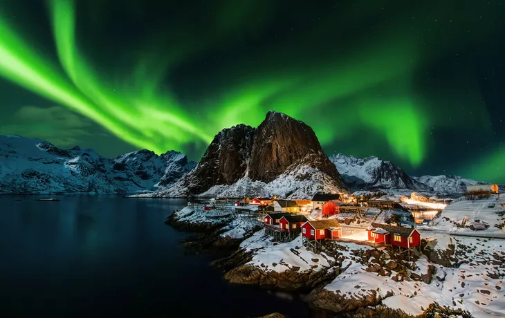 ©kwasny221 - stock.adobe.com - Aurora Borealis über Hamnoy in Norwegen