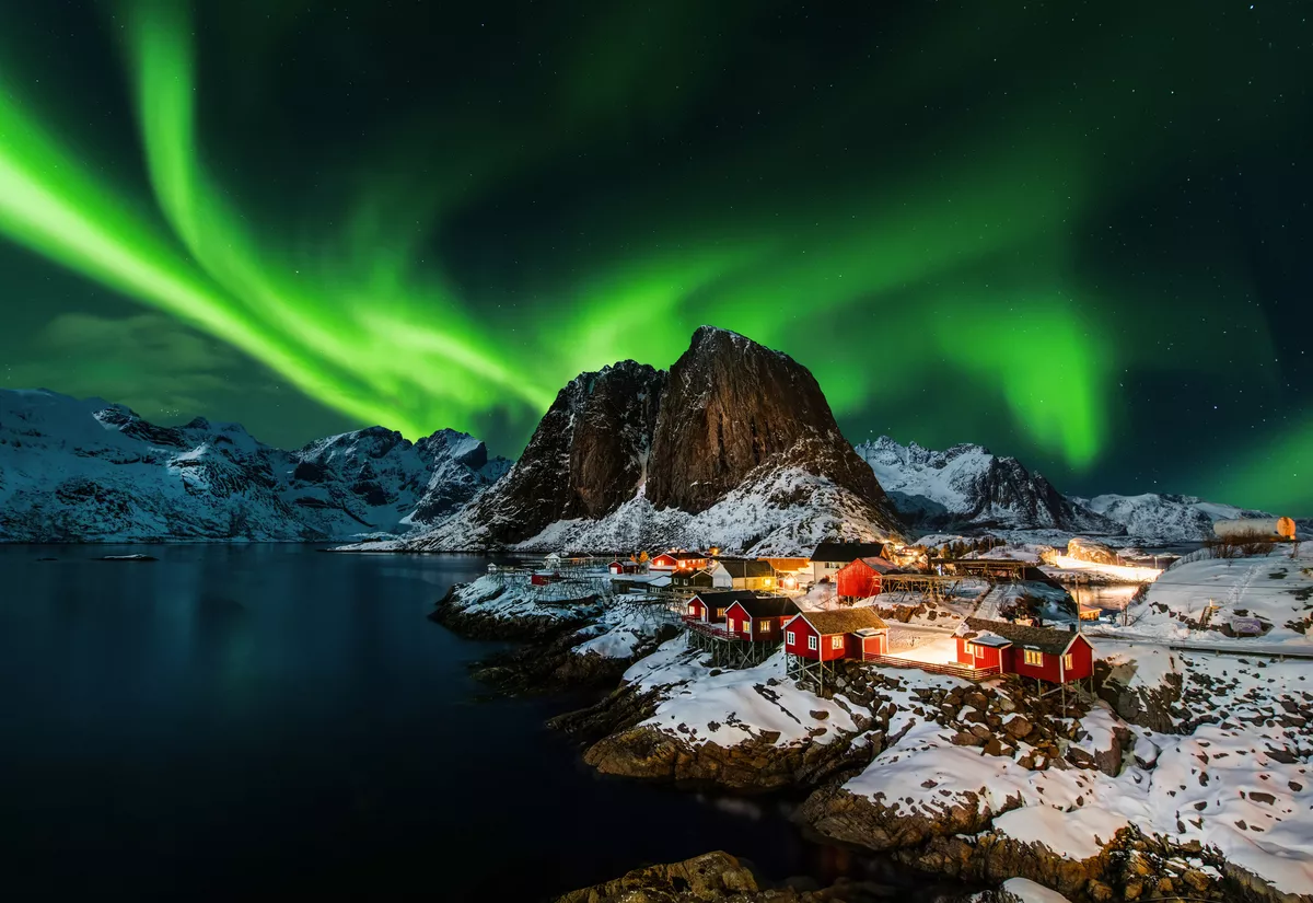 Aurora Borealis über Hamnoy in Norwegen - ©kwasny221 - stock.adobe.com