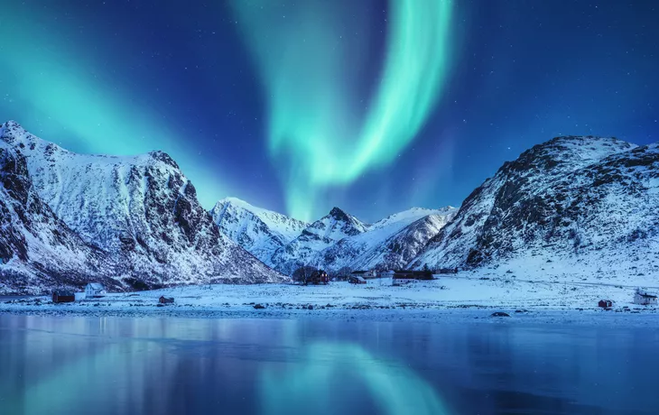 © biletskiyevgeniy.com - stock.adobe.com - Nordlichter über den Lofoten-Inseln