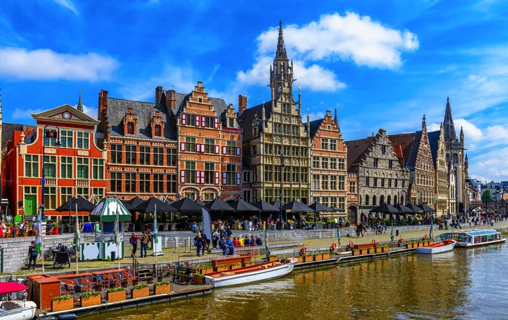 © Ekaterina Belova - stock.adobe.com - Blick auf den Graslei-Kai und den Fluss Leie im historischen Stadtzentrum von Gent