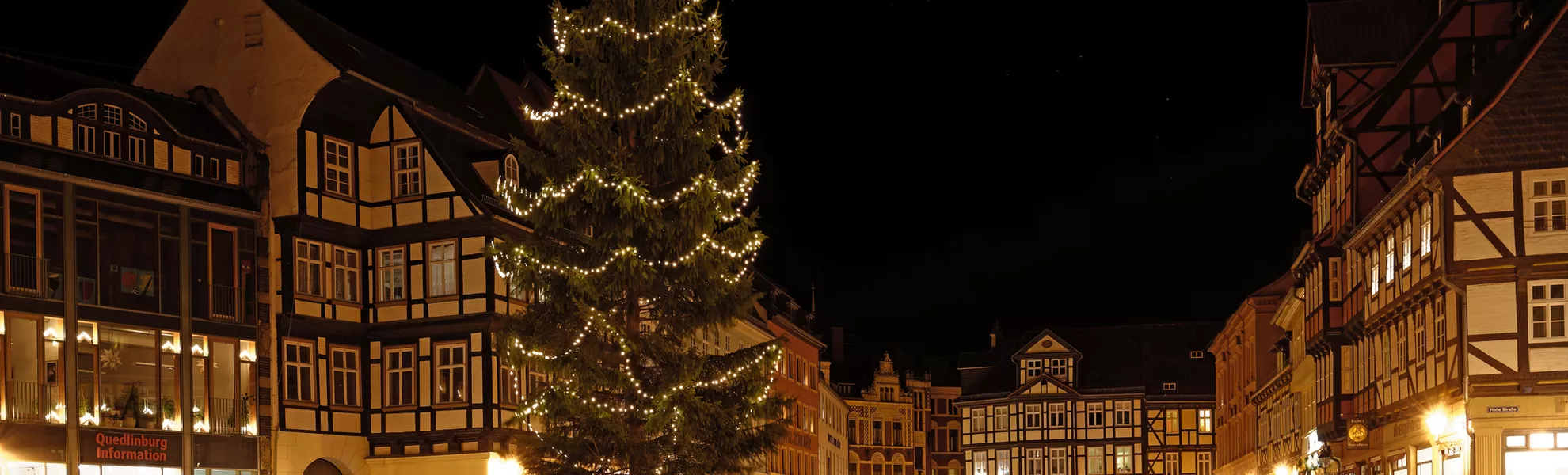 Weihnachtsbaum auf Marktplatz in Quedlinburg - ©Thomas Jablonski - stock.adobe.com