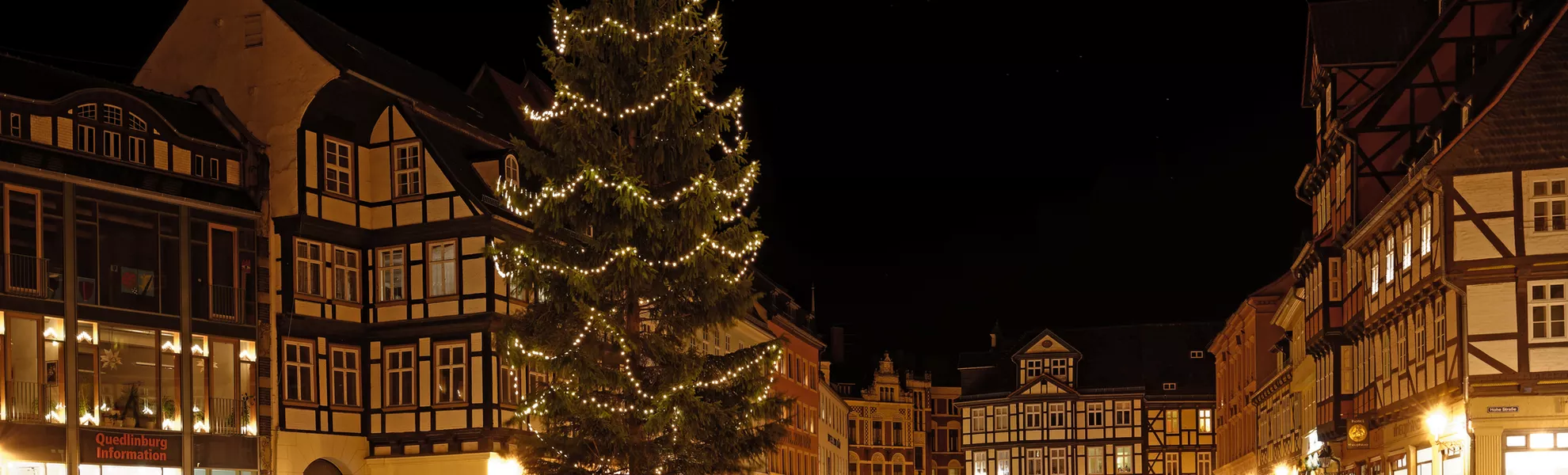Weihnachtsbaum auf Marktplatz in Quedlinburg - ©Thomas Jablonski - stock.adobe.com