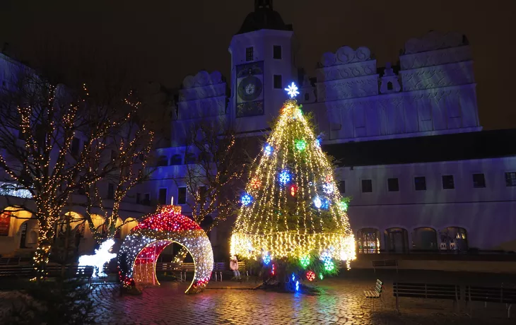 Herzogliches Schloss von Stettin, Polen, festlich beleuchtet und mit Weihnachtsdekoration geschmückt  - © Bluemoment72 - stock.adobe.com