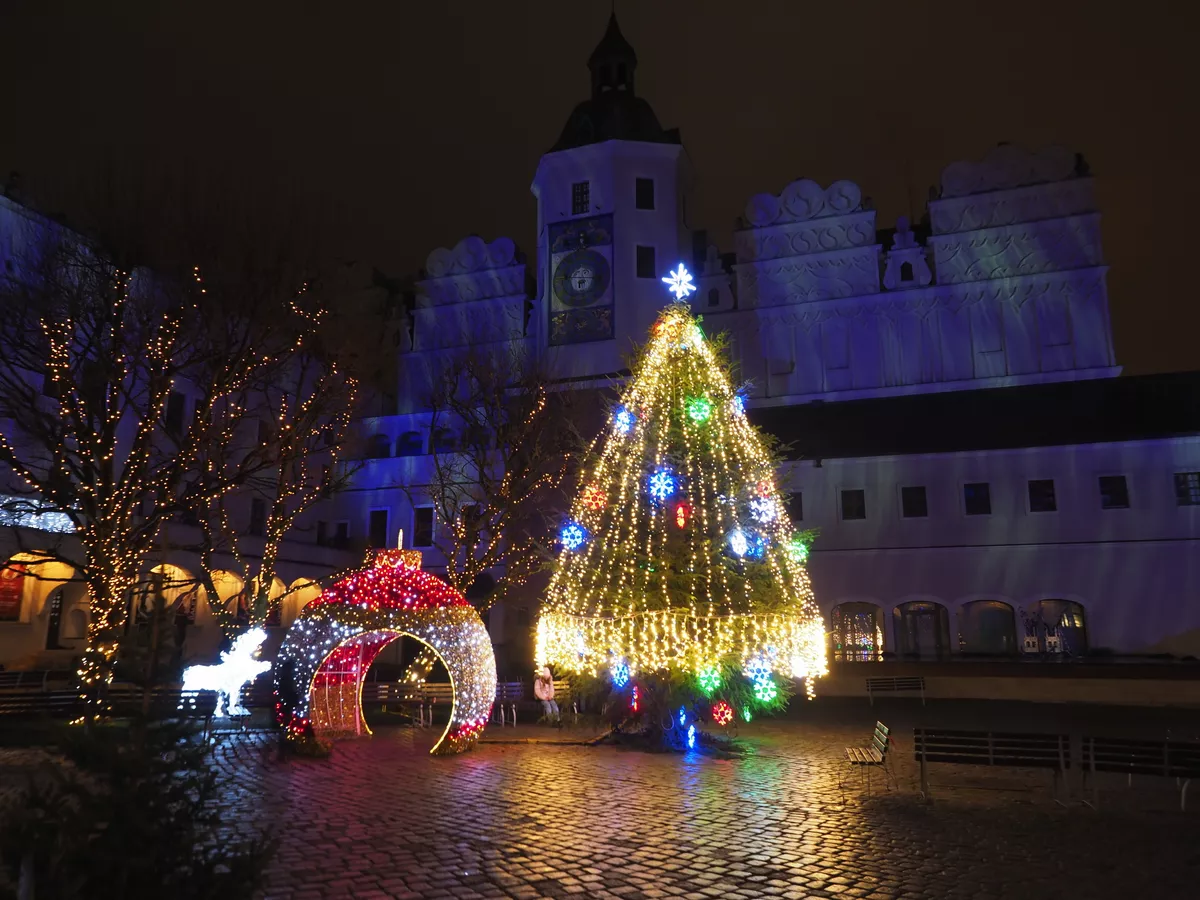 Herzogliches Schloss von Stettin, Polen, festlich beleuchtet und mit Weihnachtsdekoration geschmückt  - © Bluemoment72 - stock.adobe.com
