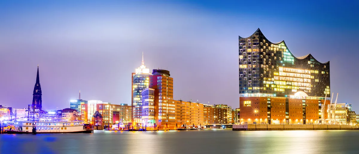 Elbphilharmonie und Hamburger Hafen bei Nacht - ©John Smith - stock.adobe.com