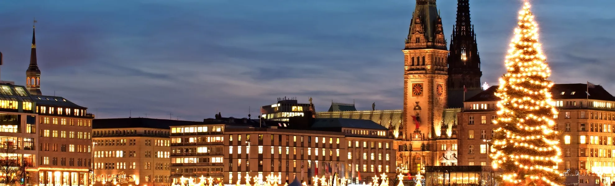 Neuer Jungfernstieg vor Weihnachten in Hamburg, Deutschland - © m. letschert - stock.adobe.com