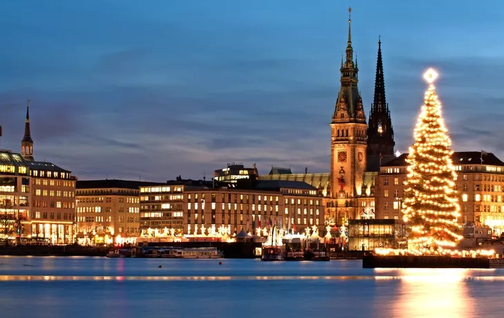 Neuer Jungfernstieg vor Weihnachten in Hamburg, Deutschland - © m. letschert - stock.adobe.com