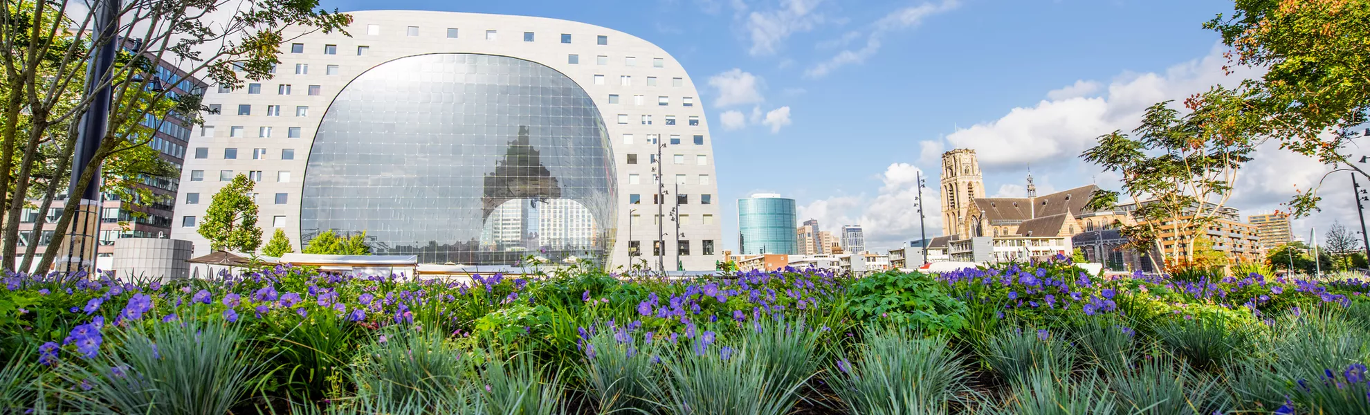 Blick auf den zentralen Platz und die Markthalle am Vormittag in der Stadt Rotterdam - © rh2010 - stock.adobe.com