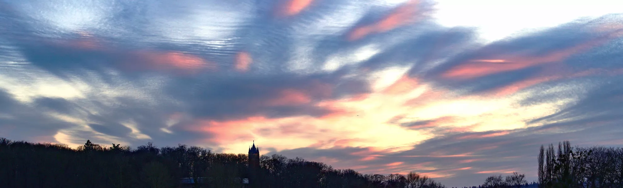Blick von der Glienicker Brücke  über den Tiefen See in Richtung Babelsberg mit dem Flatowturm - © stadelpeter - stock.adobe.com