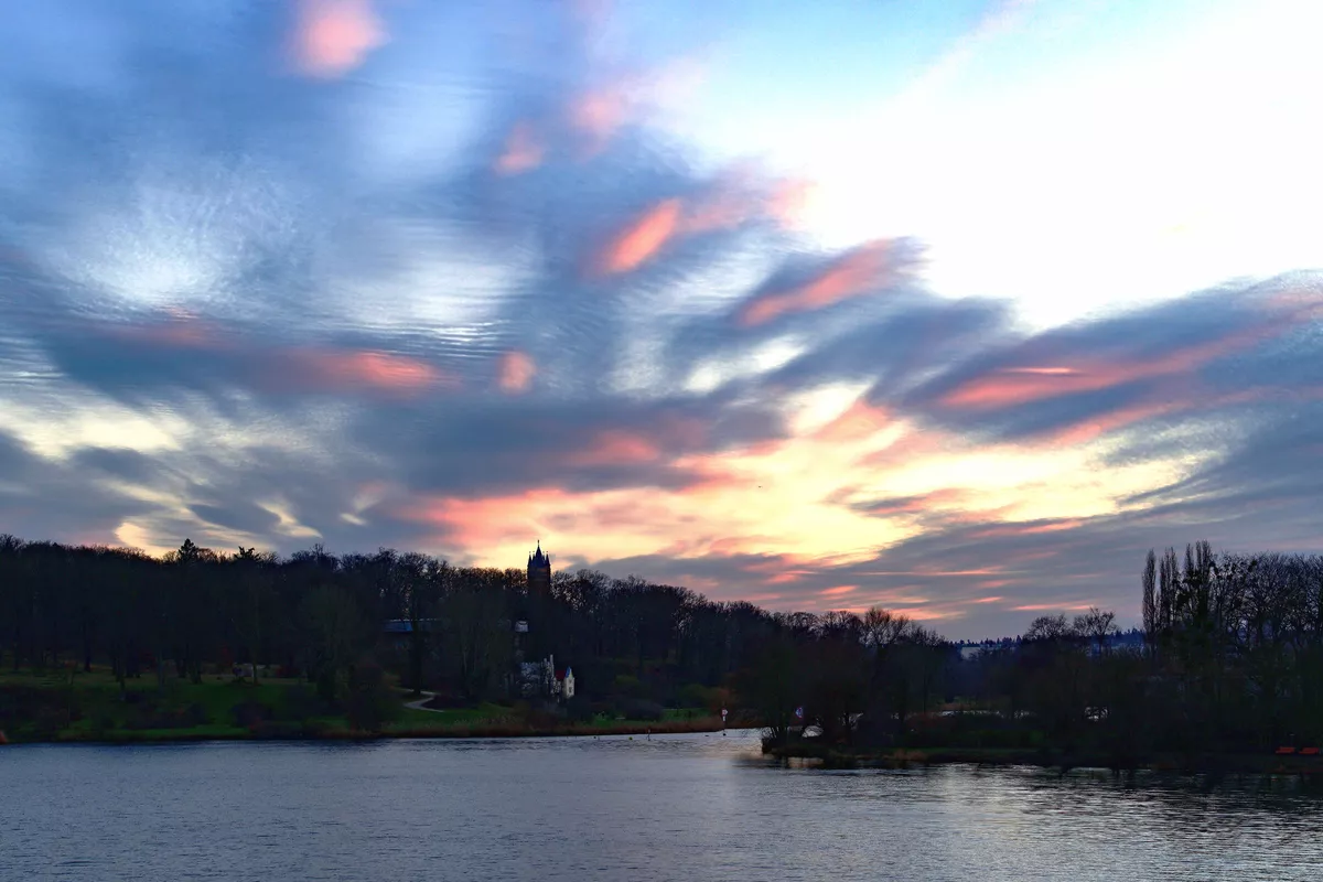 Blick von der Glienicker Brücke  über den Tiefen See in Richtung Babelsberg mit dem Flatowturm - © stadelpeter - stock.adobe.com