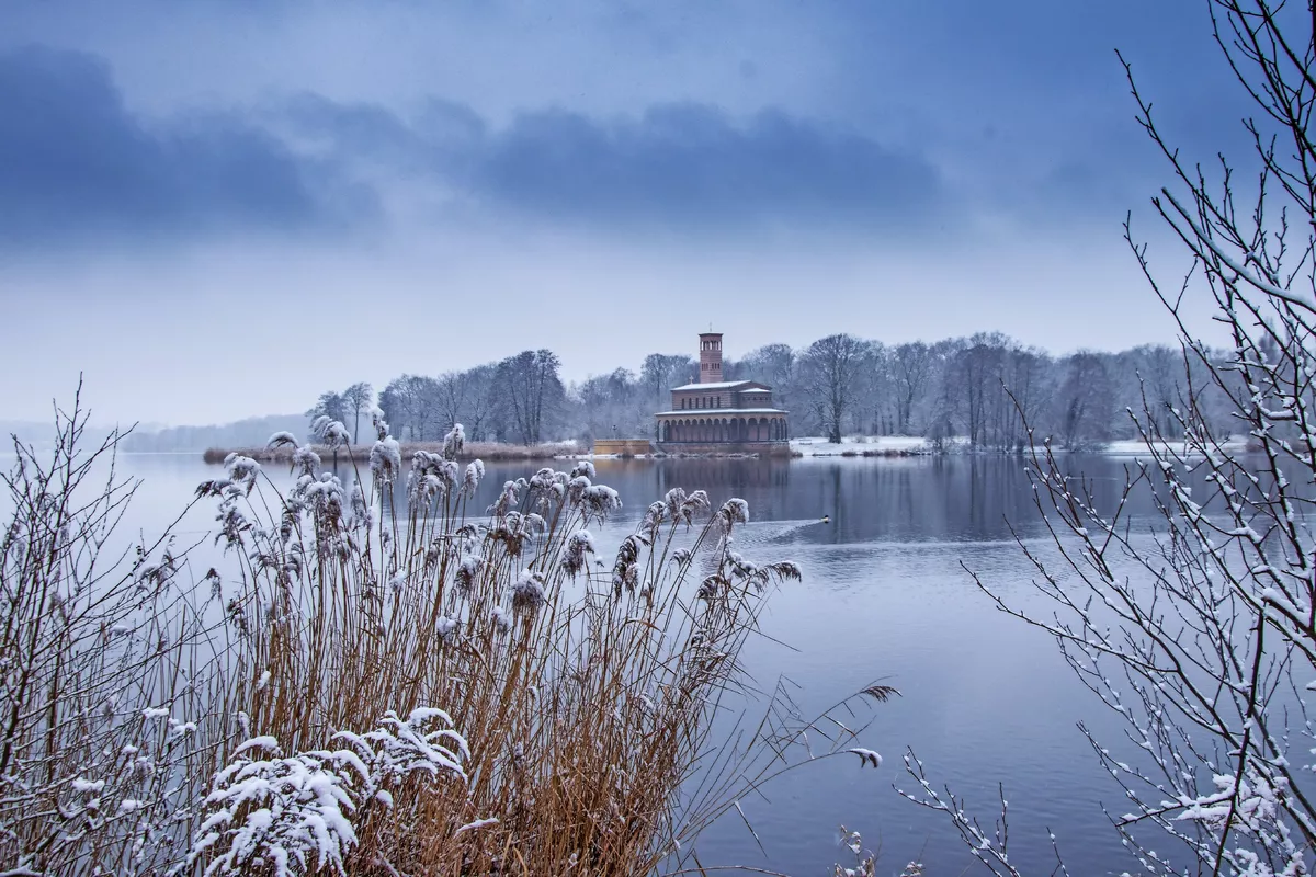 Heilandskirche am Port von Sacrow in Potsdam, Deutschland - © Marianne Drews - stock.adobe.com