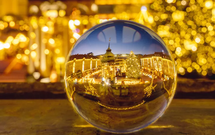 © Andrea Schwingel - stock.adobe.com - Magdeburger Weihnachtsmarkt in der Lichterkugel
