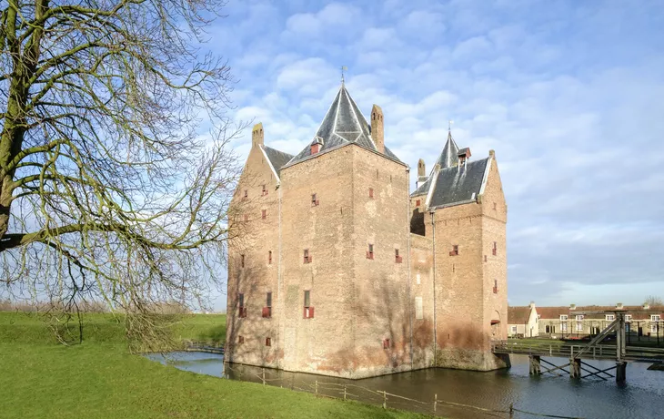 © HollandPhotostock.nl - stock.adobe.com - Schloss Loevestein