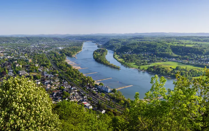© majonit - stock.adobe.com - Blick vom Drachenfelsplateau zum Rhein, Deutschland