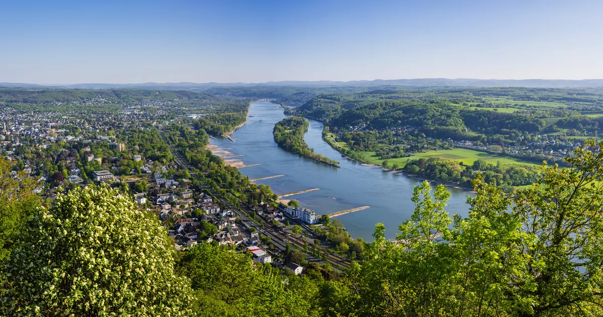 Blick vom Drachenfelsplateau zum Rhein, Deutschland - © majonit - stock.adobe.com