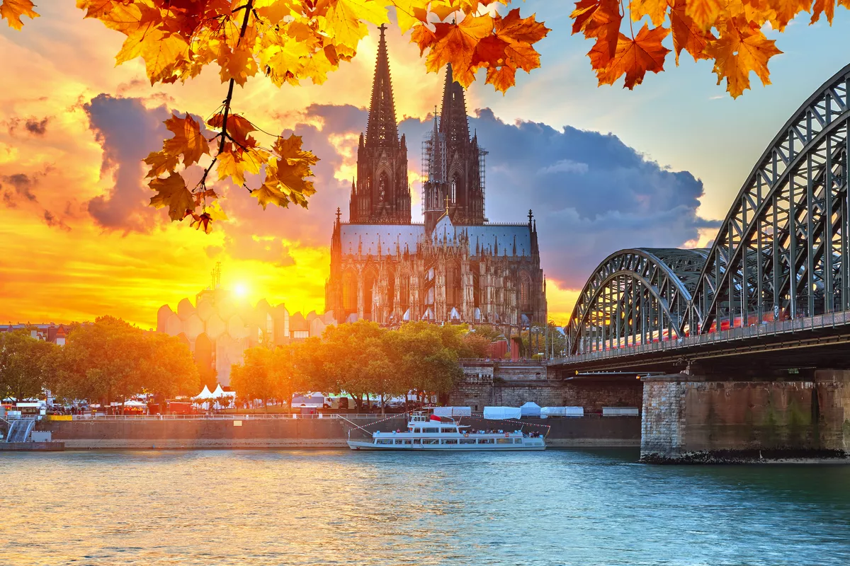 Köln bei Sonnenuntergang - ©sborisov - stock.adobe.com