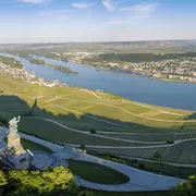 Luftaufnahme mit Drohne vom Niederwalddenkmal und Weinbergen bei