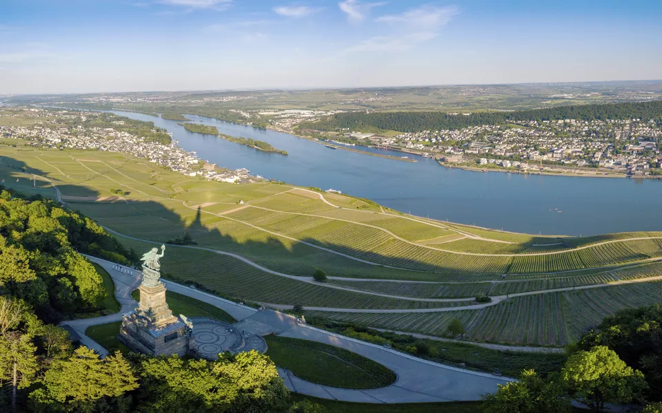 Luftaufnahme mit Drohne vom Niederwalddenkmal und Weinbergen bei